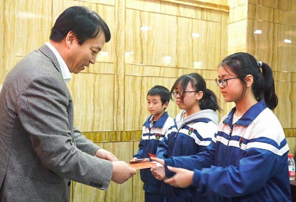 中國華融黨委副書記、監(jiān)事長胡建忠一行赴四川宣漢縣調(diào)研督導(dǎo)扶貧工作